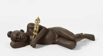 Victor Fotso Nyie: Observer les Étoiles, 2021, ceramica e oro, cm 23 x 99 x 34 (bambina nera che dorme). Courtesy l’artista e P420, Bologna. Ph. Carlo Favero