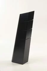 Giuliana Balice, Equilibrio instabile – Una torre per Olimpia, 2001. Legno verniciato, 182x34x80 cm