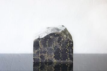 Greta Schödl, Grigio La Spezia, 2022, inchiostro e foglia d'oro su marmo grigio Portoro, 10.3x10.8x5 cm