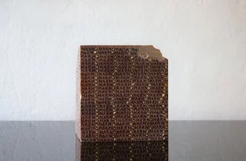 Greta Schödl, Marmo Rosso Verona, 2022, inchiostro e foglia d'oro su marmo,11x10.4x7.7cm