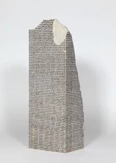 Greta Schödl, Senza titolo, 2022, inchiostro  e foglia d'oro su marmo, 36x12x9,5cm