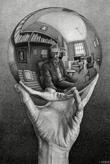 Maurits Cornelis Escher: Mano con sfera riflettente, 1935, Litografia, 318x213 mm. Collezione Rock J. Walker / Walker Fine Art, USA All M.C. Escher works © 2023 The M.C. Escher Company. All rights reserved www.mcescher.com