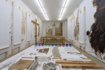 Hermann Nitsch, Allestimento Biennale, 2022 2024 Bayreuth Walkure e Relitti, 158.aktion, Museo H. Nitsch, Napoli. Courtesy Fondazione Morra