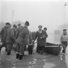 Il fotoreporter Tino Petrelli, con la sua macchina fotografica, durante l'alluvione del Polesine, a Corbola, 20 novembre 1951 ©Archivio Publifoto Intesa Sanpaolo