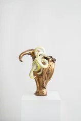Ambra Castagnetti, Untitled, 2022, bronze, ceramic, 40×31×25 cm approx.
Courtesy the artist and Francesca Minini