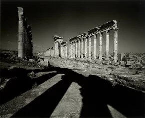 Don McCullin, Il viale, Apamea, Siria, c.2006-2009 | Stampa ai sali d’argento , cm 50,8 x 60,9. © Don McCullin, Courtesy Hamiltons Gallery