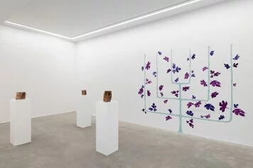 Installation view, Maria Loboda, Faux, Vistamare Milano. Ph Andrea Rossetti, Courtesy artista e Vistamare, Milano/Pescara