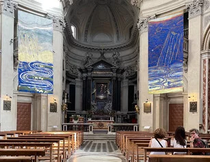 L'installazione di Nancy Lorenz nella Chiesa degli Artisti di Roma