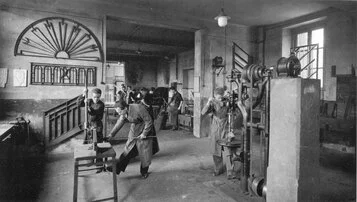 ISIA, Il laboratorio del ferro battuto negli anni Trenta, foto già Archivio Palazzo, courtesy Archivio Associazione Pro Monza