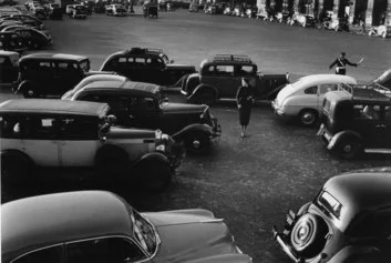 Ruth Orkin, Jinx and cars, Florence, 1951 © Ruth Orkin Photo Archive