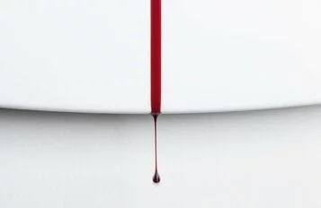 Luigi Manciocco   Santa (particolare) (2016) Disco in corian bianco, sangue, dispositivo. Ø 177x5cm