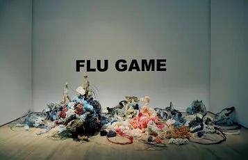 Stefano Cagol, Flu Game, 2008, installazione, scarti di polimeri sintetici industriali, scritta adesiva, dimensioni ambientali