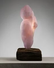 Marialuisa Tadei, Aurora Blossom, 2022, onice rosa, 50 x 19 x 27 cm