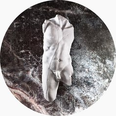 Michelangelo Galliani, Life, 2020, marmo bianco di Carrara e piombo, cm 170x160x100. Courtesy Cris Contini