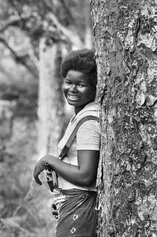 Miliziana del Paigc (Partito africano per l'indipendenza della Guinea e di Capo Verde) nella foresta, Guinea Bissau, 1969 © Archivio Uliano Lucas