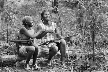 Miliziane del Paigc (Partito africano per l’indipendenza della Guinea e di Capo Verde) nella foresta, Guinea Bissau, 1969 © Archivio Uliano Lucas