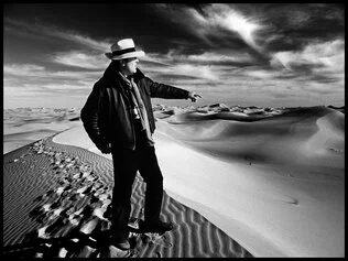 Mimmo Cattarinich,  Il regista Bernardo Bertolucci durante il tournage de Il Tè Nel Deserto,  1990, Courtesy Associazione Culturale Mimmo Cattarinich