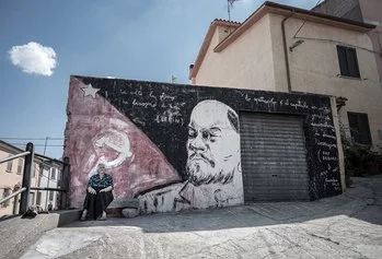 Nello Taietti, Murale dedicato a Lenin, nel centro del paese. Contraddistinto da un’anima politica di sinistra