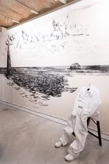 Nikhil Chopra e Romain Loustau, The rock needs no water and the island never cries, after a song by Paul Simon and Art Garfunkel, 2022, installazione site specific, tela, carboncino, gesso, porcellana, traccia sonora. Courtesy the artists. Ph. Noemi Ardesi