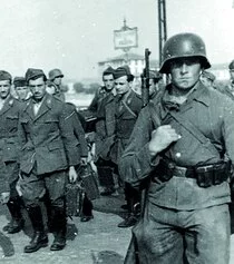 Parma, 9-15 settembre 1943, Militari italiani mentre vengono condotti in Cittadella © US National Archives & Records Administration NARA)