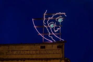 Patrick Tuttofuoco, Elevatio Corupus, 2021, neon e struttura in acciaio, Ghizzano, Pisa.
Foto Andrea Testi. Courtesy l'artista e Federica Schiavo Gallery