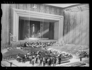 Prove di un’opera della stagione estiva, andata in scena al Palazzo dello Sport della Fiera di Milano, nell’attesa che il Teatro, ricostruito dopo i bombardamenti, riaprisse, 20 luglio 1946