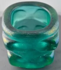 Piccolo vaso con applicazioni in vetro color verde smeraldo corroso all’acido, 1938 Firma all’acido “Venini Murano”