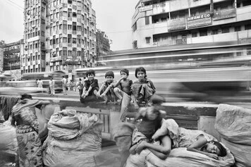 Raghu Rai, Raccoglitori di stracci /Ragpickers, Brabourne Road, 1991
Courtesy Raghu Rai & PHOTOINK
