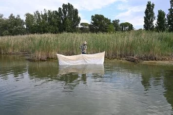 Roberto Ghezzi, installazione Naturografia© lago Trasimeno, 2022. Ph. Mara Predicatori