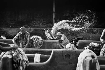 ©Sebastião SALGADO, Bombay, India, 1995.
I lavoratori della lavanderia di Mahalaxmi Dhobighat, per lo più emigrati dallo stato di Uttar Pradesh, lavano i vestiti dei privati. Bombay, India, 1995.