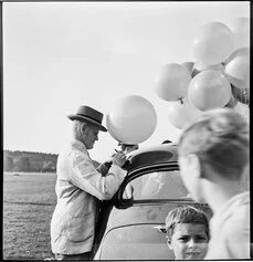 Ernst Scheidegger, Uomo con palloncini, probabilmente fine anni Quaranta, © Stiftung Ernst Scheidegger-Archiv, Zürich