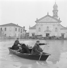 Soccorsi agli alluvionati a Grignano Polesine, 17 novembre 1951 ©Archivio Publifoto Intesa Sanpaolo