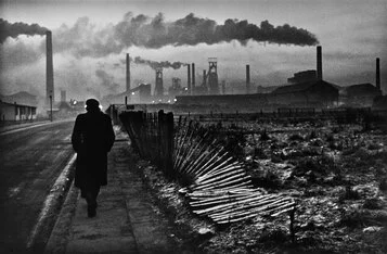 Don McCullin, Le acciaierie di West Hartlepool alle prime luci dell’alba, Contea di Durham, Inghilterra, 1963 | Stampa ai sali d’argento, cm 59,4 x 74,3. © Don McCullin, Courtesy Hamiltons Gallery