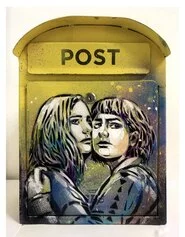 Alice Pasquini, The two of us, 32x42x15, tecnica mista su cassetta postale