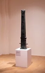 Theimer, stele in onore di Vittorio Sgarbi per la violazione dell'embargo in Libia, bronzo, 1982 98