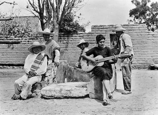 Tina Modotti, Concha Michel e i suoi assistenti all’inaugurazione della Escuela Libre de Agricultura No. 2 Emiliano Zapata a Ocopulco , Messico 1928