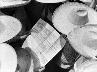 Tina Modotti, Campesinos leyendo el Machete, FECHA ca. 1929, Lugar, Ciudad de México, Distrito Federal, Mexico, inv 35319 © SC.INAH.SINAFO.FN