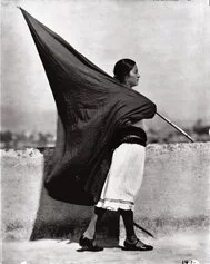 tina modotti, colorno    Donna con bandiera, Città del Messico, 1928