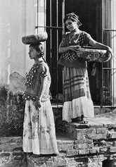 Tina Modotti, Donne di Juchitán con jìcara, Messico, 1929 ca