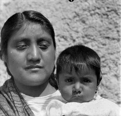 Tina Modotti, Luz Jiménez e hija, retrato, FECHA ca. 1926, Lugar, Ciudad de México, Distrito Federal, Mexico, inv 35303 © SC.INAH.SINAFO.FN