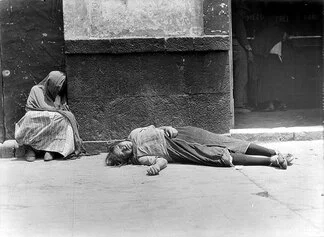 Tina Modotti, Mujeres indigentes en una calle, FECHA ca. 1925, Lugar, Ciudad de México, Distrito Federal, Mexico, inv 35297 © SC.INAH.SINAFO.FN