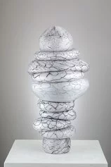 Tony Cragg, Spine, 2021, Blown glass, 53 x 29 x 26 cm - Courtesy the artist and Berengo Studio, Photo credit Francesco Allegretto