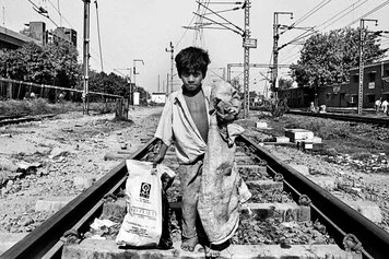 Vicky Roy, Sonu, raccoglitore di stracci di 12 anni/12yrs, Ragpicker, New Delhi Railway Station,Delhi,India, 2005 da/from Street Dreams
©Vicky Roy