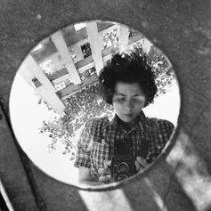 Vivian Maier, Self Portrait, New York 1953, Gelatin silver print 2014-@estate of Vivian Maier. Courtesy of Maloof collection and Howard Greenberg gallery, NY