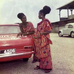 James Barnor, Two friends dressed for a church celebration with James’ car, Accra, 1970s. Stampa alla gelatina ai sali d’argento
© James Barnor/Autograph ABP, London