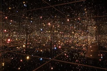 Yayoi Kusama, Fireflies on the Water, 2002. Mirrors, plexiglass, lights, and water; Bergamo, Palazzo della Ragione, 2023; copyright Yayoi Kusama; credits Roberto Marossi